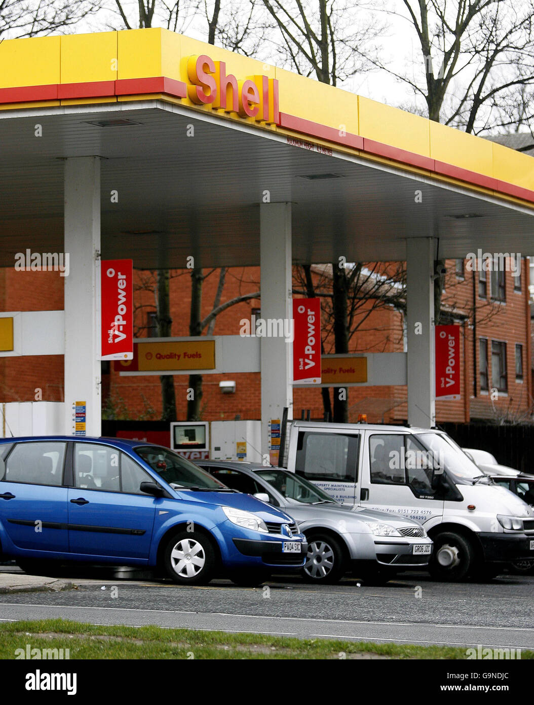 Shell annouces profitti. Vista generale di un piazzale di benzina Shell su Aigburth Road, Liverpool. Foto Stock