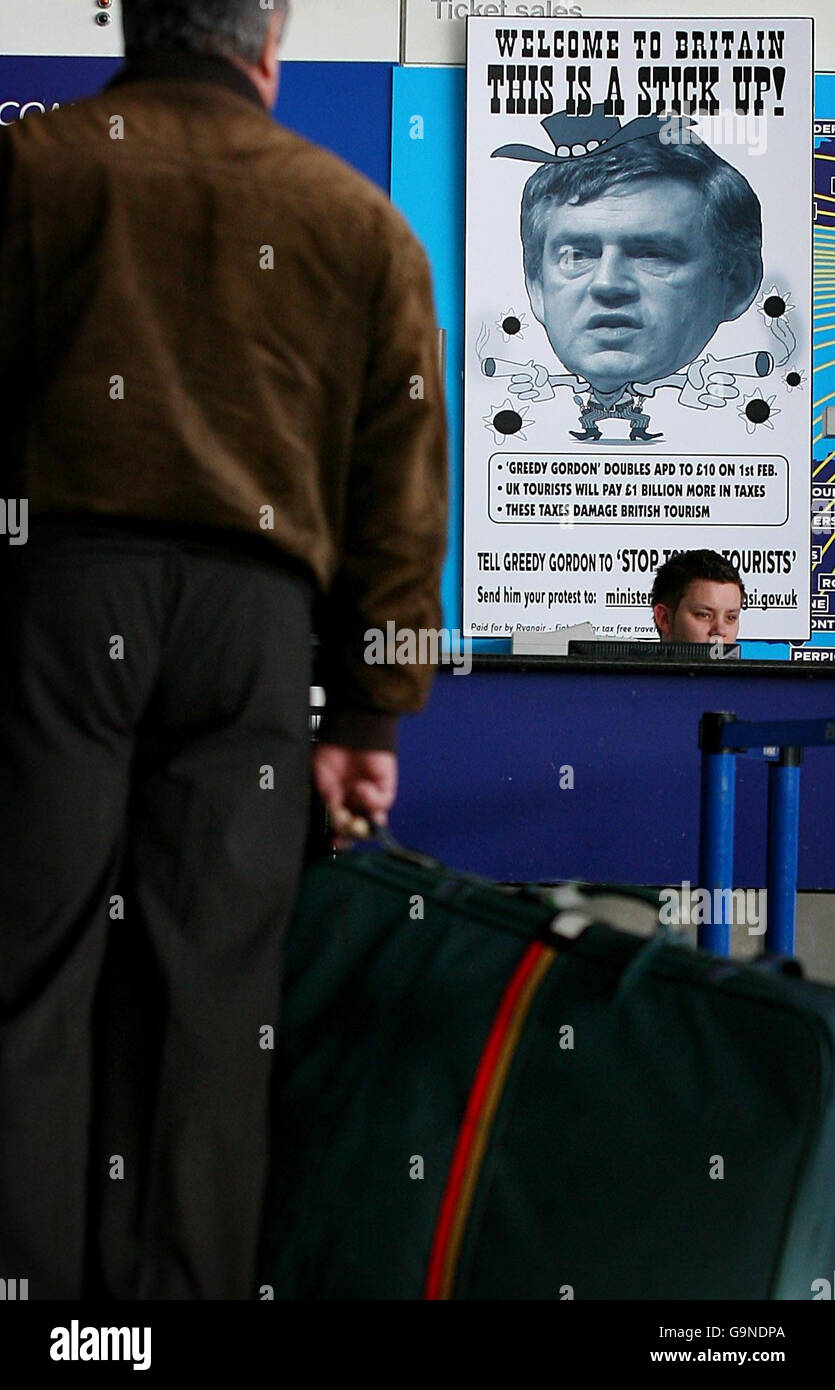 I passeggeri attendono di effettuare il check-in all'aeroporto di Stansted in Essex il giorno in cui il servizio passeggeri aereo è stato raddoppiato in modo controverso. Foto Stock