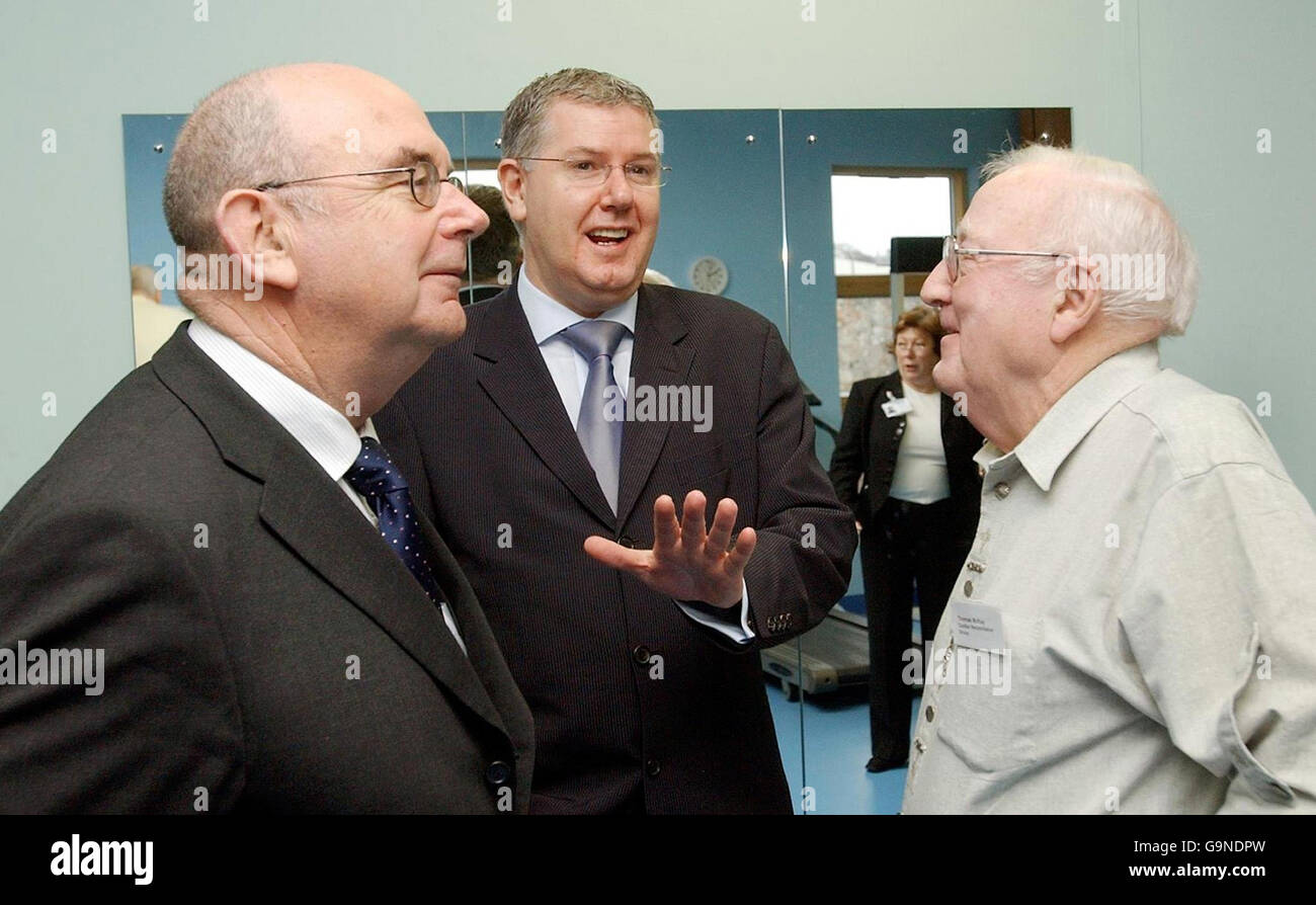 Il ministro della Salute Andy Kerr (centro) parla con il presidente ad interim di NHS Lothian, Bob Anderson (a sinistra), e il membro della classe di idoneità Thomas McKay, durante una visita ad una classe di idoneità, tenuta da Cardiology Rehabilitation Lothian, presso il Leith Community Treatment Center di Edimburgo. Foto Stock