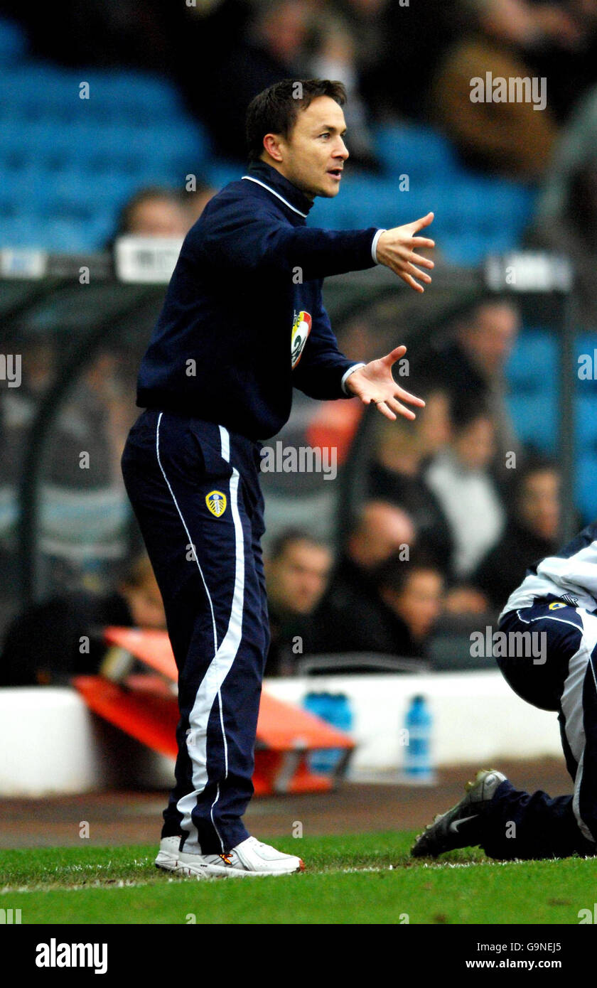 Calcio - Campionato Coca-Cola - Leeds United v Hull City - Elland Road. Il manager del Leeds United Dennis Wise esorta la sua squadra a combattere Hull City durante la partita del campionato Coca-Cola a Elland Road, Leeds. Foto Stock