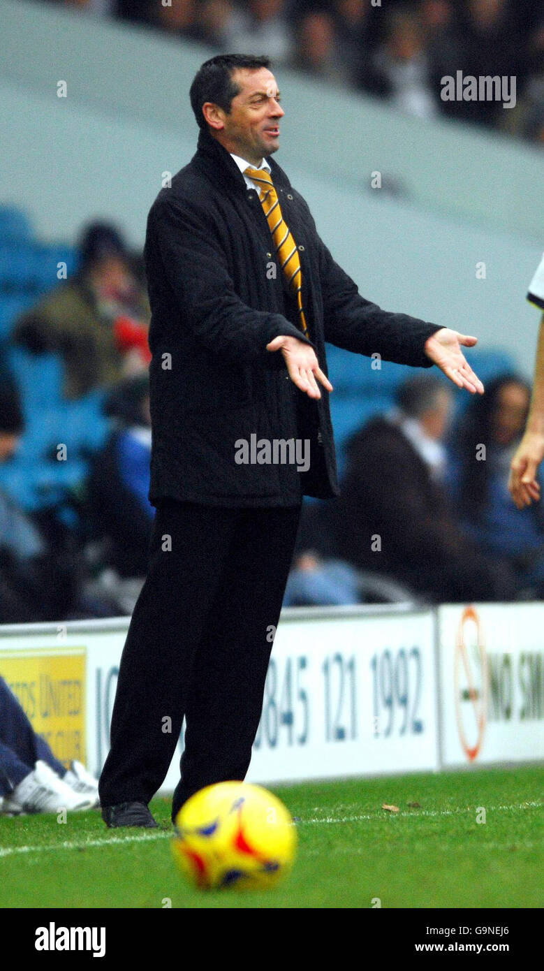 Il manager di Hulll City, Phil Brown, spinge la sua squadra contro Leeds United durante la partita del Coca-Cola Championship a Elland Road, Leeds. Foto Stock