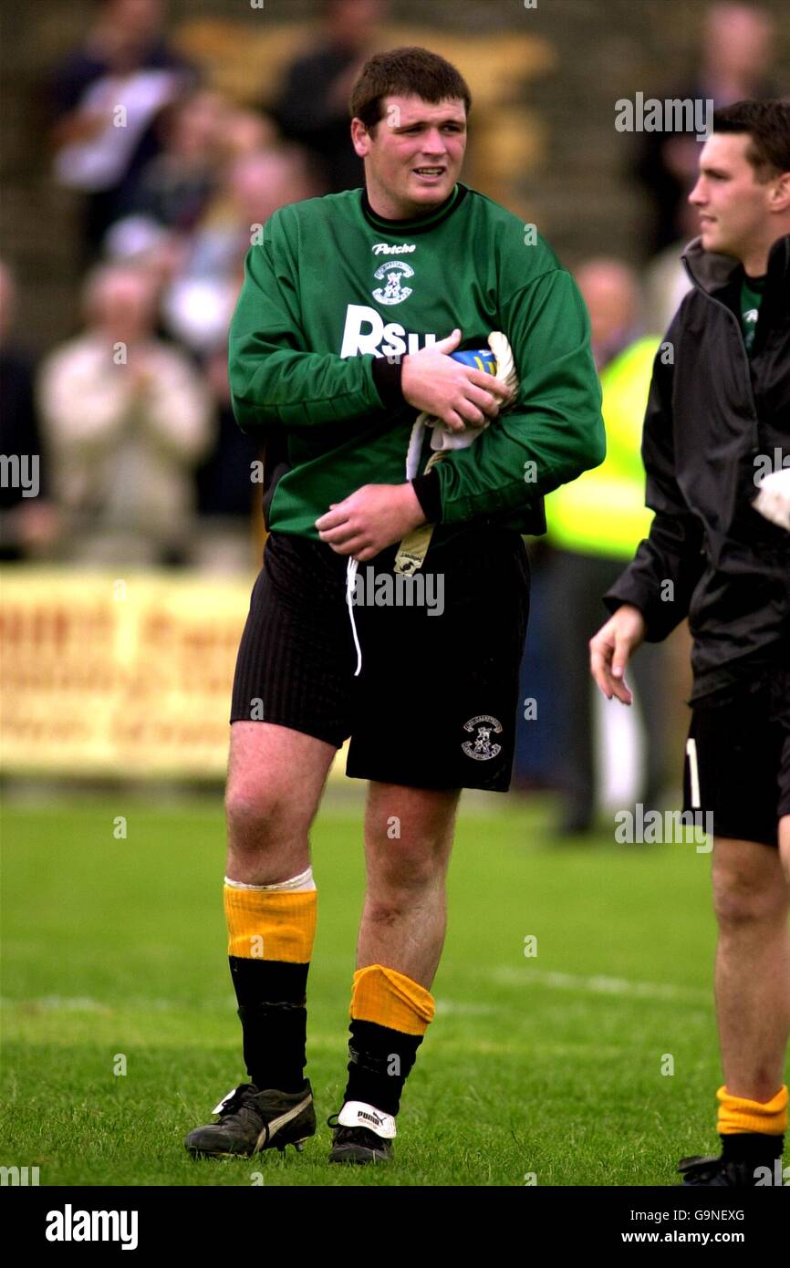 l-r; l'eroe del giorno di Carmarthen Town Robert Fitzgerald si allontana da un uomo molto felice, come il portiere della riserva Richard Morgan viene a congratularsi con lui Foto Stock