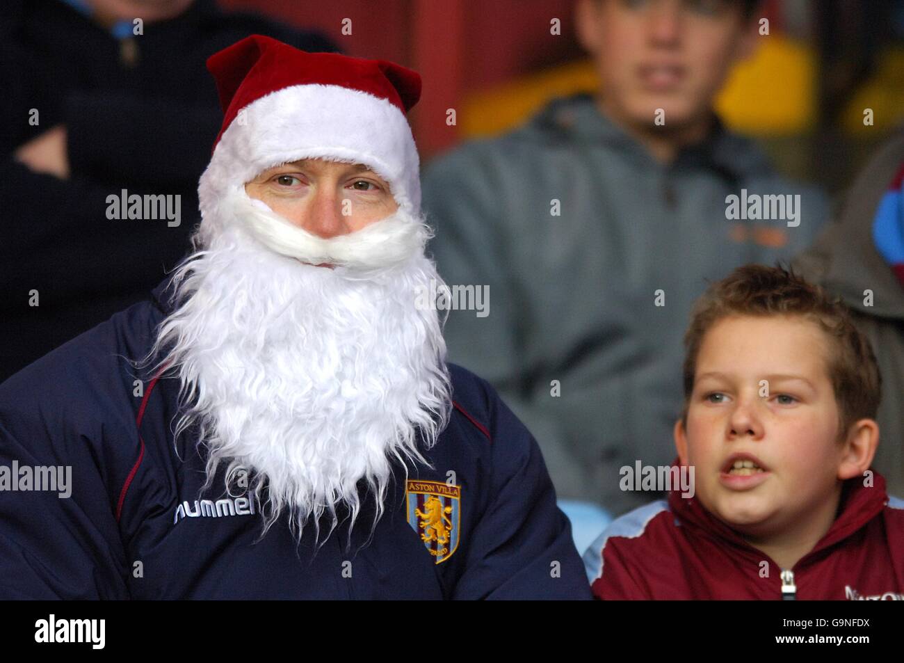 Calcio - fa Barclays Premiership - Aston Villa v Manchester United - Villa Park. Un fan di Aston Villa vestito da Babbo Natale Foto Stock