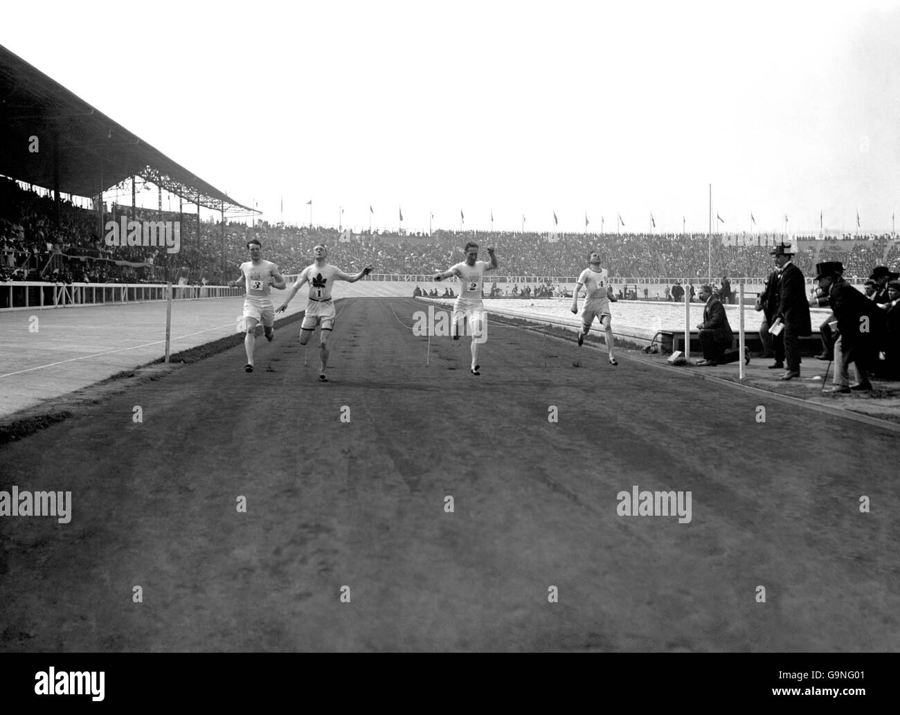 Il canadese Robert Kerr (secondo a sinistra) corre sulla linea per vincere la medaglia d'oro nella finale di 200m. La medaglia d'argento è andata a Robert Cloughen degli Stati Uniti (a sinistra) e il bronzo a Nathaniel Cartnell degli Stati Uniti (seconda a destra), George Hawkings della Gran Bretagna (a destra) finito al quarto posto Foto Stock