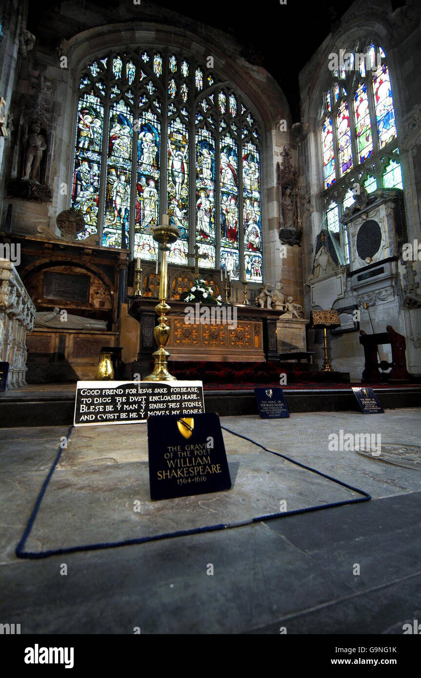 Una visione generale della tomba di William Shakespeare all'interno della Chiesa della Santissima Trinità a Stratford-upon-Avon, che necessita urgentemente di riparazioni per un milione di sterline. Foto Stock