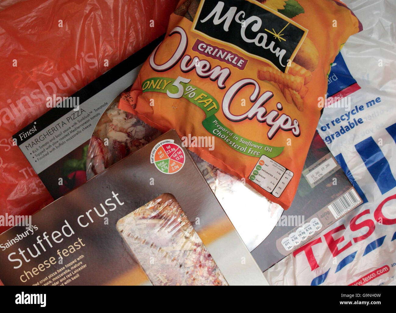 Una serie di etichette sui colli, compresi gli articoli di Sainsbury's con l'etichetta del sistema semaforico, che sono esempi di contrasto tra l'etichettatura dei nuovi prodotti alimentari nei supermercati, mostrando ai consumatori quanto sano il cibo è contenuto nella confezione. Foto Stock