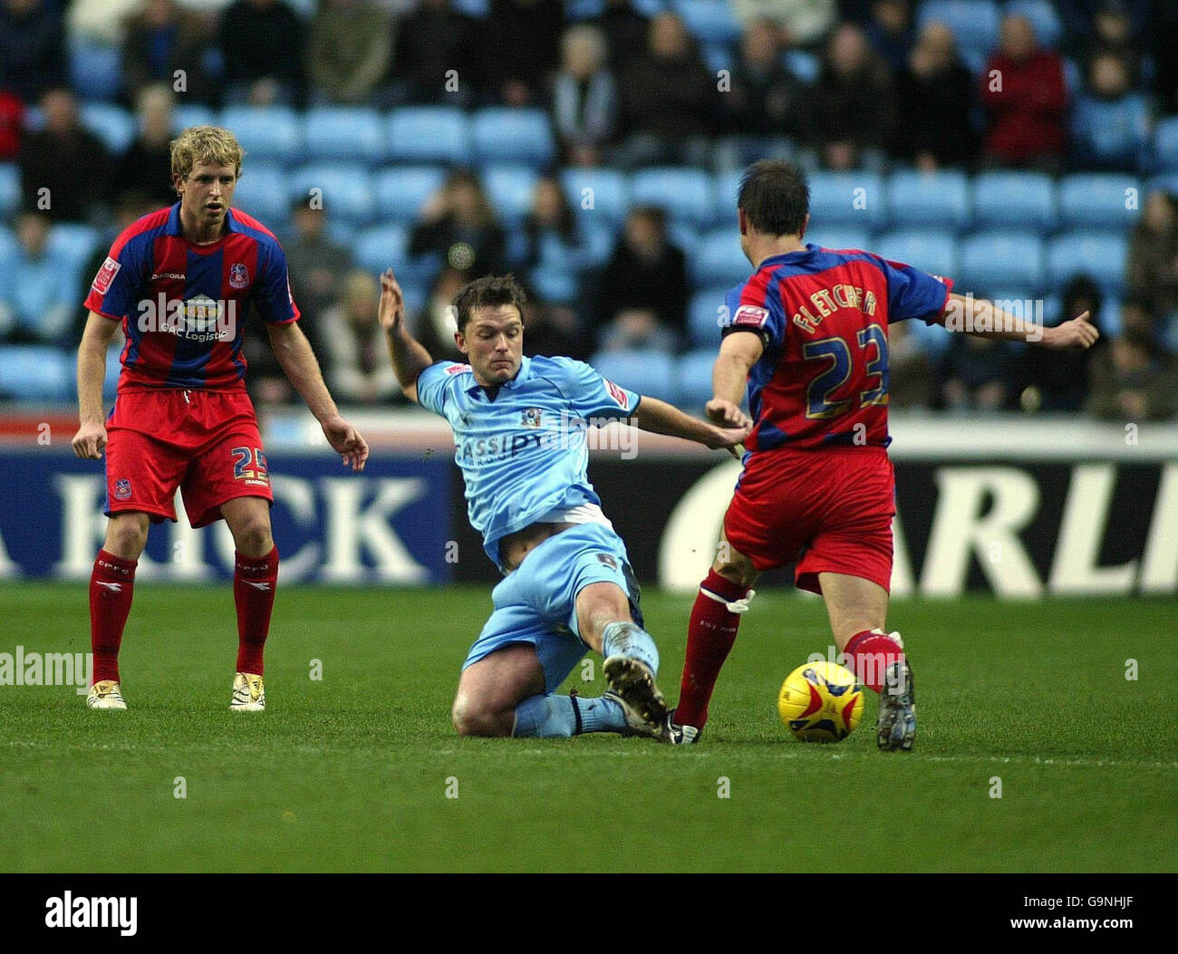 Stephen Hughes di Coventry (al centro) affronta Carl Fletcher (a destra) durante la partita del Coca-Cola Championship alla Ricoh Arena di Coventry. Foto Stock