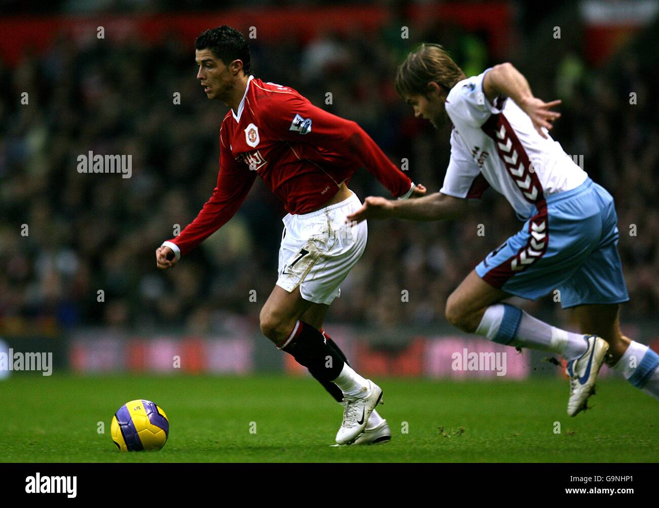 Cristiano Ronaldo (l) di Manchester United parte dietro l'Olof di Aston Villa Mellberg Foto Stock