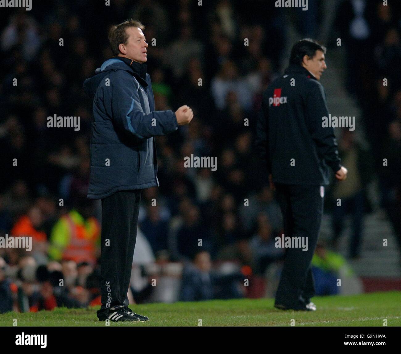 Il manager di West Ham United Alan Curbishley e il manager di Fulham Chris Coleman sulla linea di contatto Foto Stock