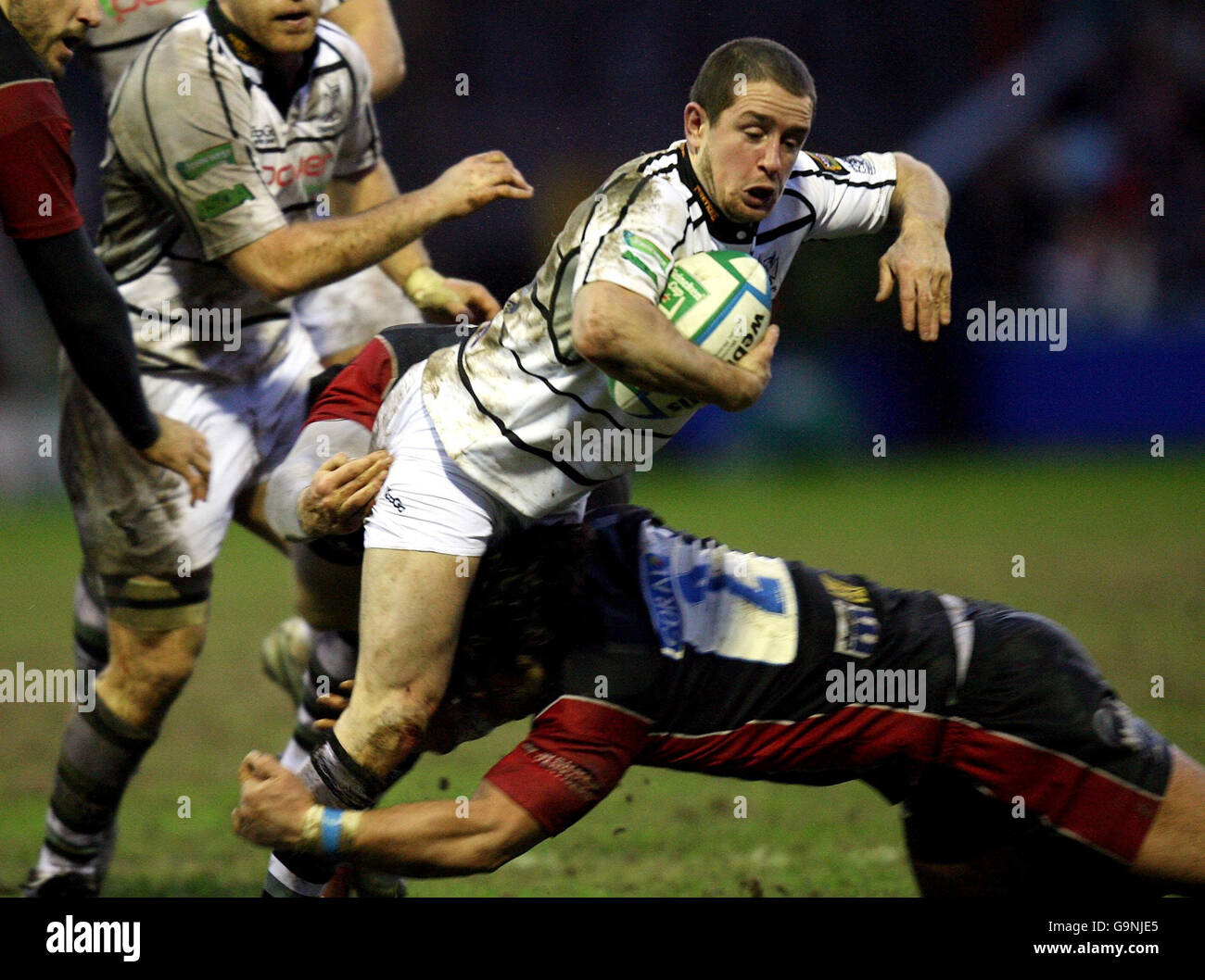 L'ospreys Shane Williams (al centro) è affrontato da Sebastien Bruno di sale (a destra) durante la Heineken Cup, Pool Three match contro sale a Edgeley Park, sale. Foto Stock