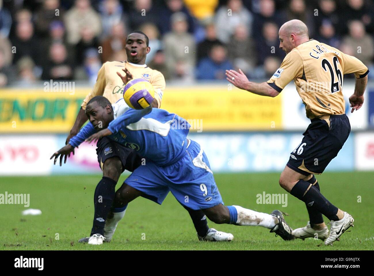 Emile Heskey, Wigan Athletic e Joseph Yobo, Everton battaglia per la palla Foto Stock