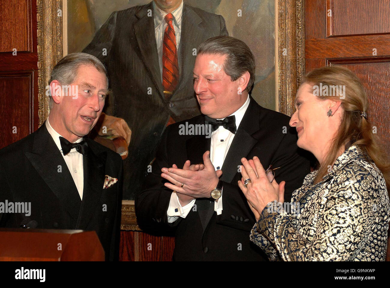 Il Principe del Galles si rallegra dopo aver ricevuto il premio Envirommental Citizen dall'ex Vicepresidente degli Stati Uniti al Gore e dall'attrice Meryl Streep presso l'Harvard Club nel centro di New York. Foto Stock