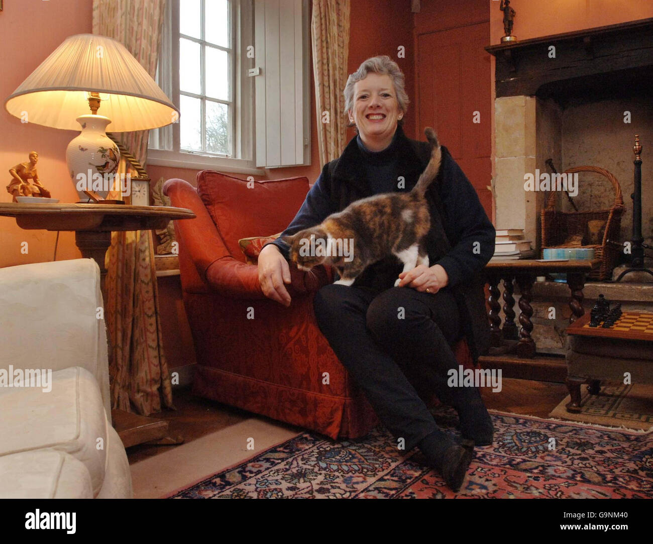 Sarah Grey, moglie del North Wiltshire MP James Grey, nella sua casa di Slaughterford, Wiltshire con il gatto Daphne. Foto Stock