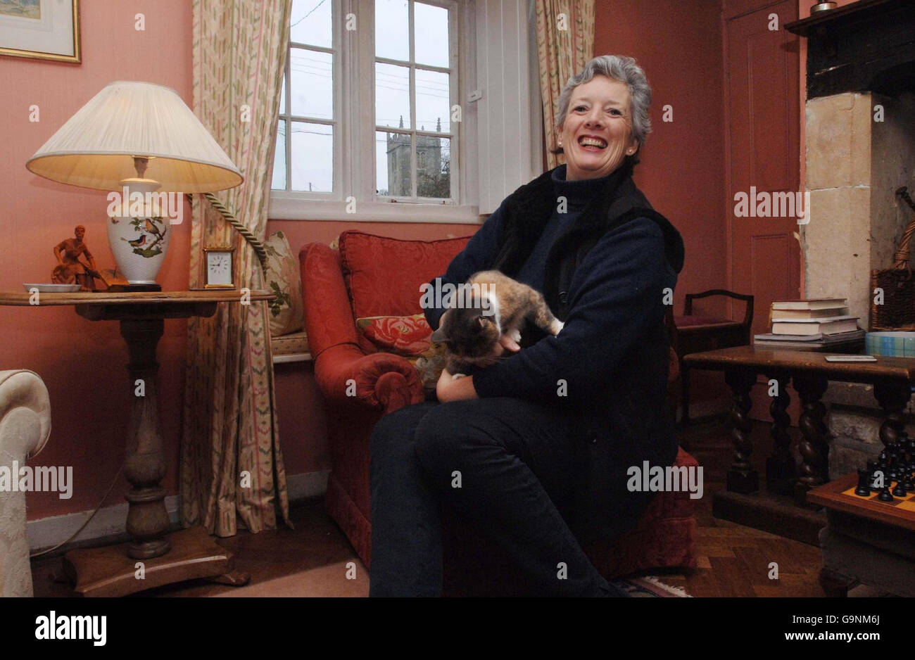Sarah Grey, moglie del North Wiltshire MP James Grey con il suo gatto Daphne nella sua casa a Slaughterford, Wiltshire. Foto Stock