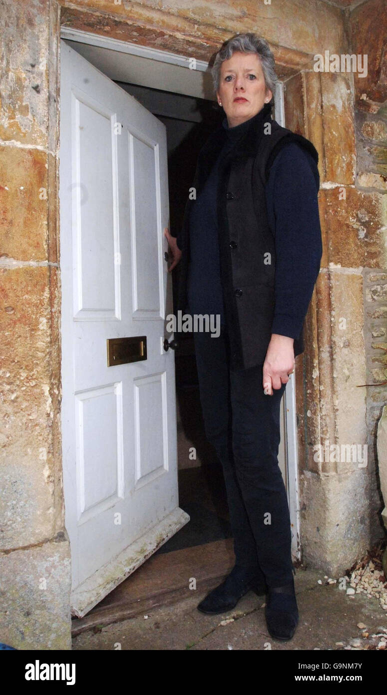 Sarah Grey, moglie del deputato del North Wiltshire James Grey, si trova all'ingresso della sua casa a Slaughterford, nel Wiltshire. Foto Stock