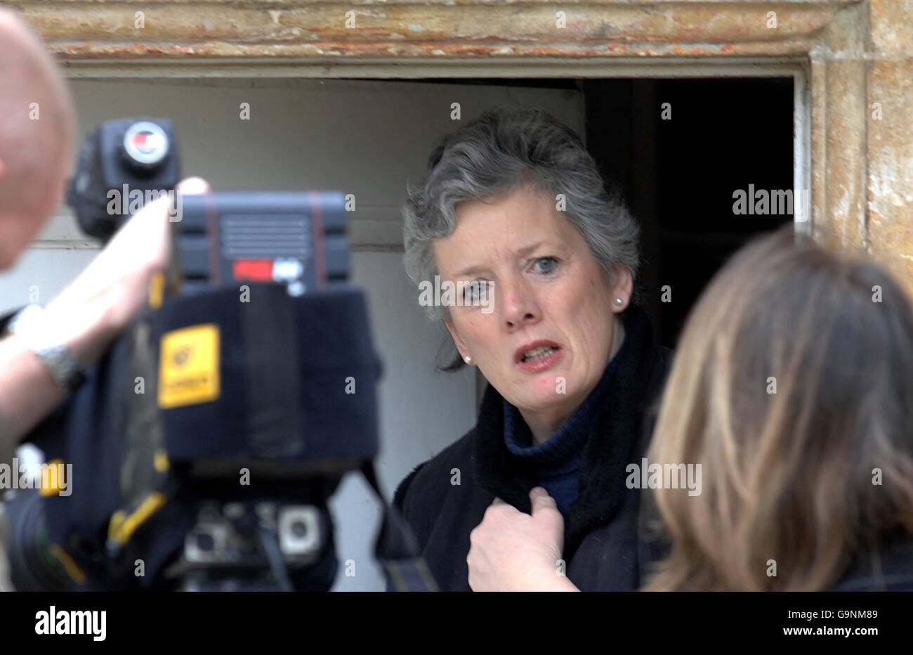 Sarah Grey, moglie del deputato del North Wiltshire James Grey, si trova all'ingresso della sua casa a Slaughterford, nel Wiltshire. Foto Stock