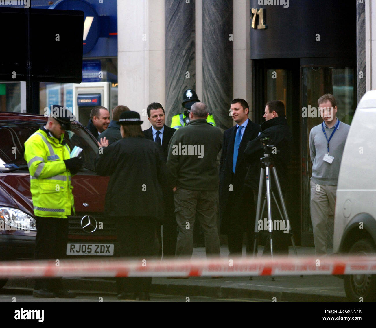 La polizia si riunisce fuori 71 Victoria Street, Londra, un blocco di uffici dove questa mattina è esplosa una bomba a pacchi. Foto Stock