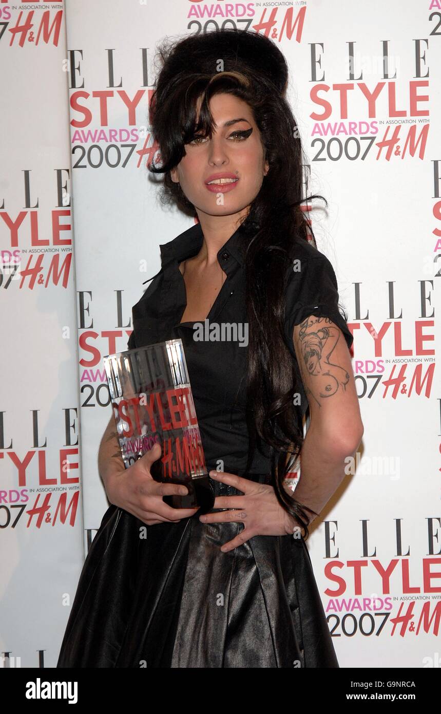 Amy Winehouse con il suo premio per il Best British Music Act al 2007 degli ELLE Style Awards, la decima cerimonia annuale della rivista, al Roundhouse nel nord di Londra. Foto Stock
