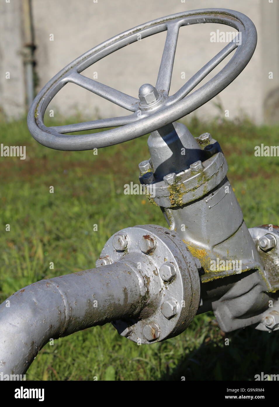 Dispositivo di grande forma circolare per manovrare la valvola di chiusura o apertura della metropolitana pipeline in un impianto industriale di Foto Stock