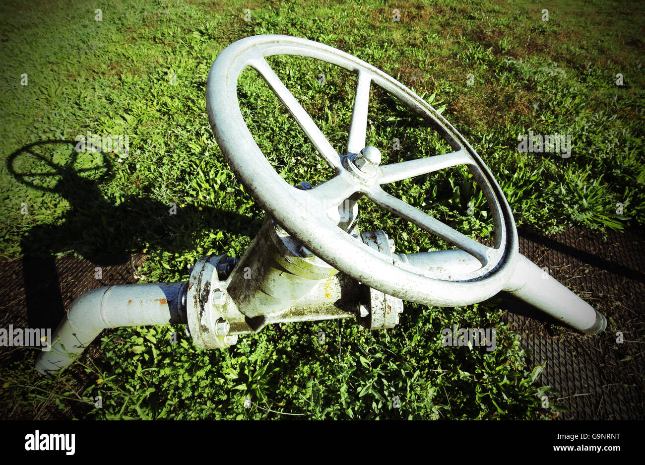 Grandi attrezzature forma circolare per manovrare la valvola di chiusura o apertura della metropolitana pipeline in un impianto industriale Foto Stock