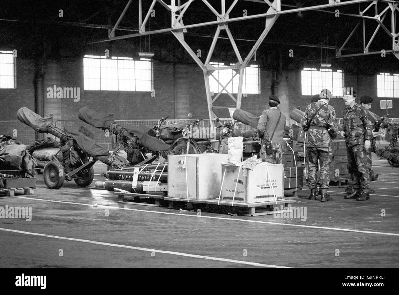 Guns in capannone 106, pronto per il caricamento a bordo della linea di lusso P&o Canberra. La nave, richiesta dal governo, deve essere a vela per sostenere la task force delle Isole Falkland. Foto Stock