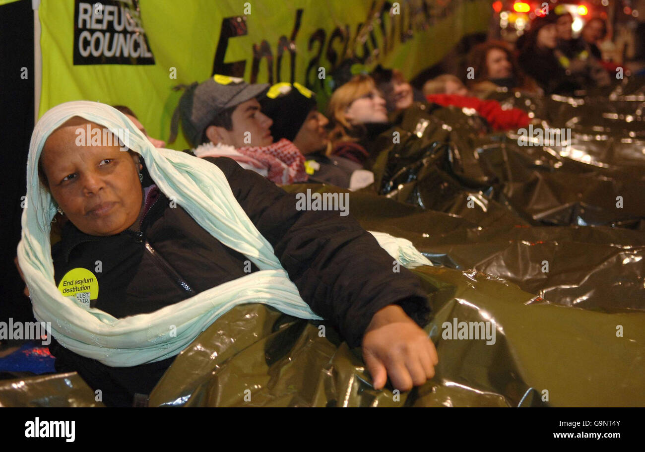 Latay Mussie (a sinistra) partecipa al Refugee Council Sleep-out in Parliament Square, nel centro di Londra. Foto Stock