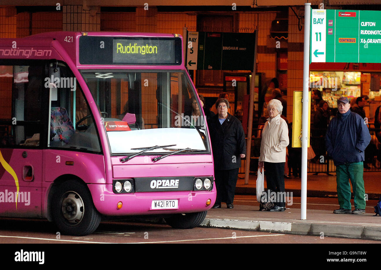 I passeggeri aspettano di salire a bordo di un autobus nel centro di Nottingham. STAMPA ASSOCIAZIONE Foto, Lunedi 19 2007 febbraio.. Rui Vieira/PA Foto Stock