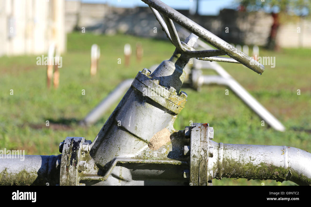 Cancello di ferro valvola per chiudere o aprire il naturale flusso di gas dal magazzino alla rete di distribuzione di gas naturale di multiutility Foto Stock