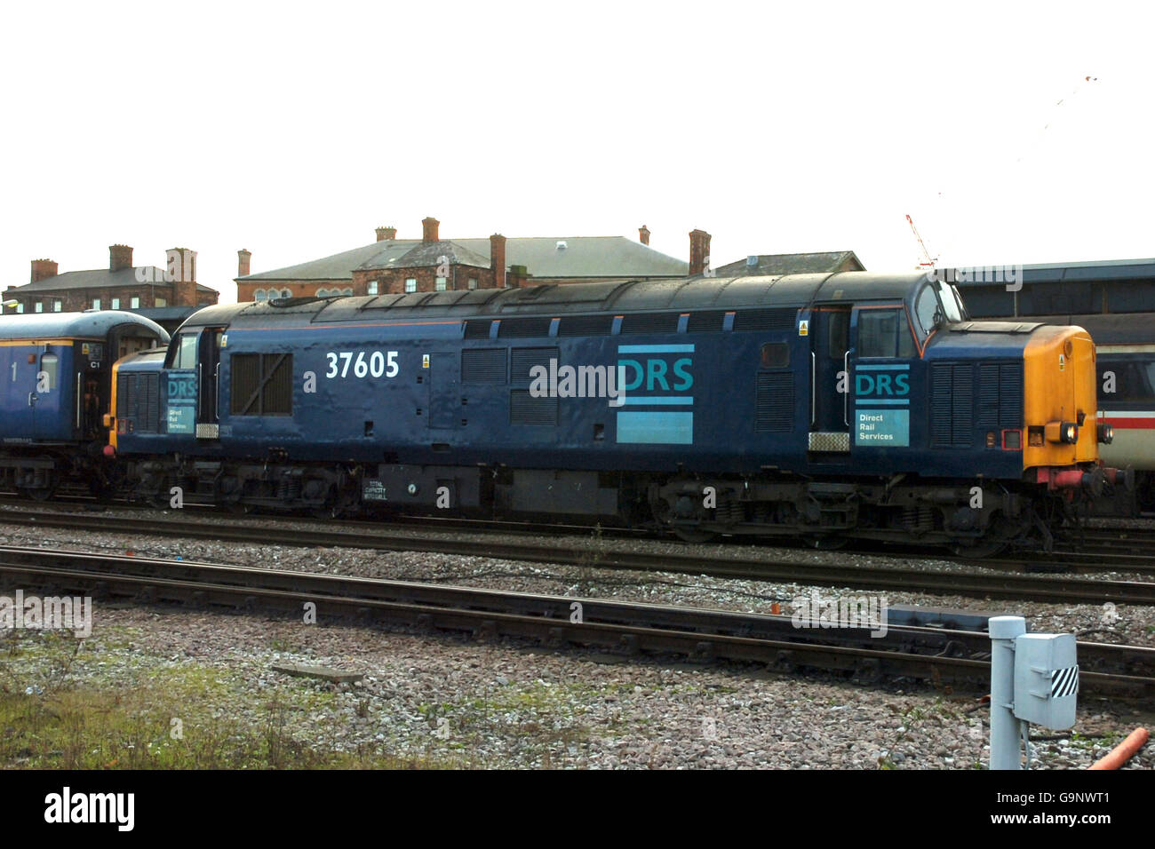 Materiale di trasporto. Un treno diretto di classe 37 di servizio ferroviario a Derby Foto Stock