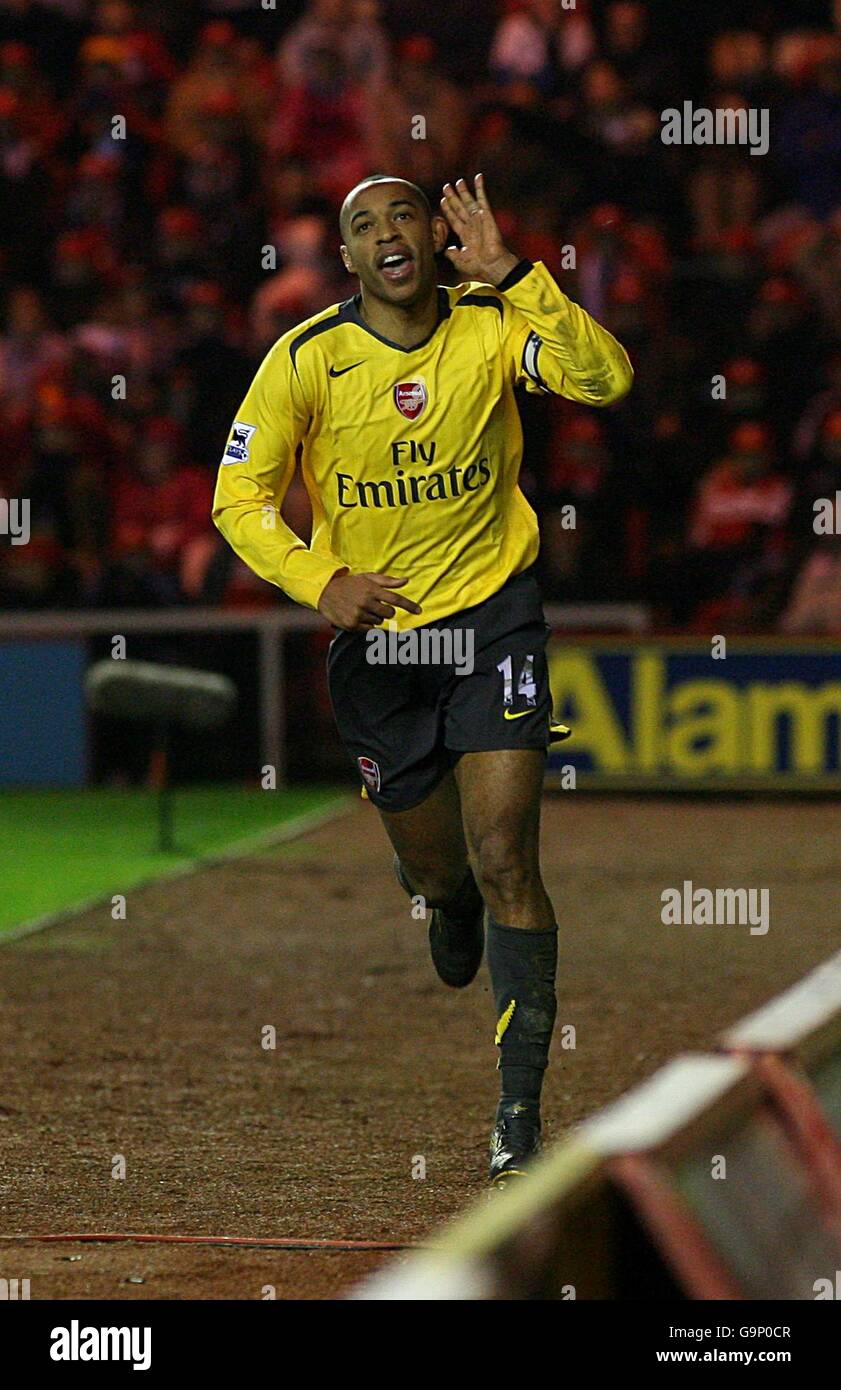 Calcio - fa Barclays Premiership - Middlesbrough / Arsenal - Riverside Stadium. Thierry Henry dell'Arsenal celebra il primo obiettivo del gioco ai suoi lati Foto Stock