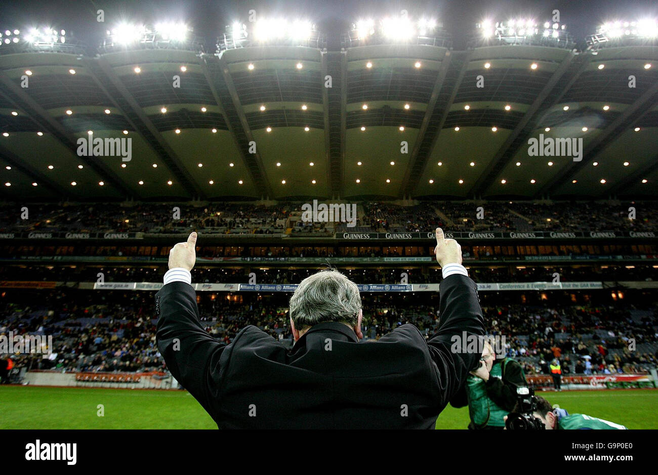 Il presidente della GAA Nicky Brennan dà un "pollice in su" alla folla dopo aver acceso ufficialmente le luci alla prima partita di calcio gaelica che si è tenuta stasera sotto i riflettori al Croke Park. Foto Stock
