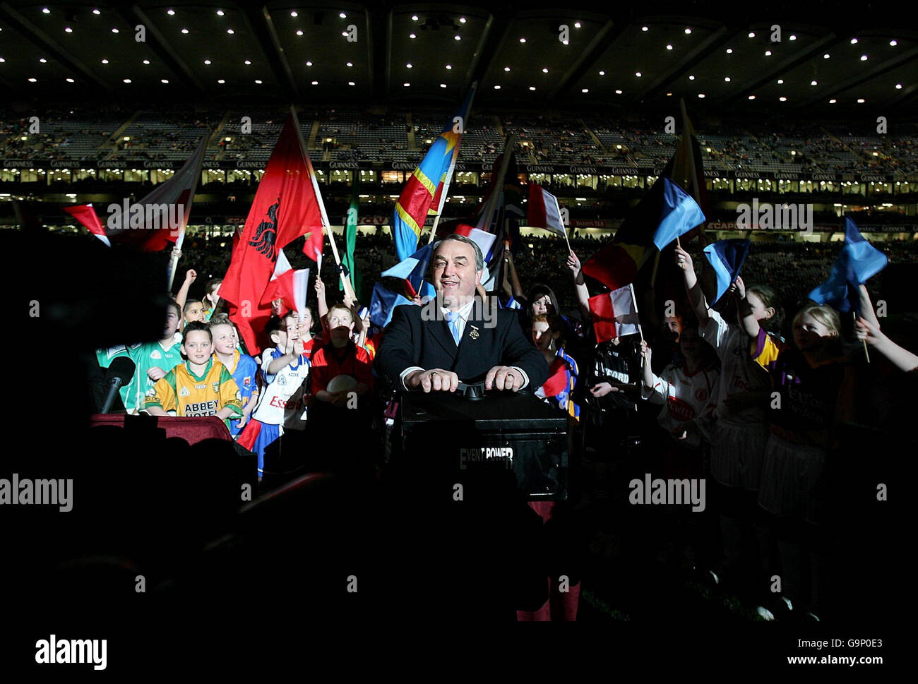 Primo gioco sotto i riflettori a Croke. Il presidente della GAA Nicky Brennan accende ufficialmente le luci della prima partita di calcio gaelica che si tiene stasera sotto i riflettori al Croke Park. Foto Stock