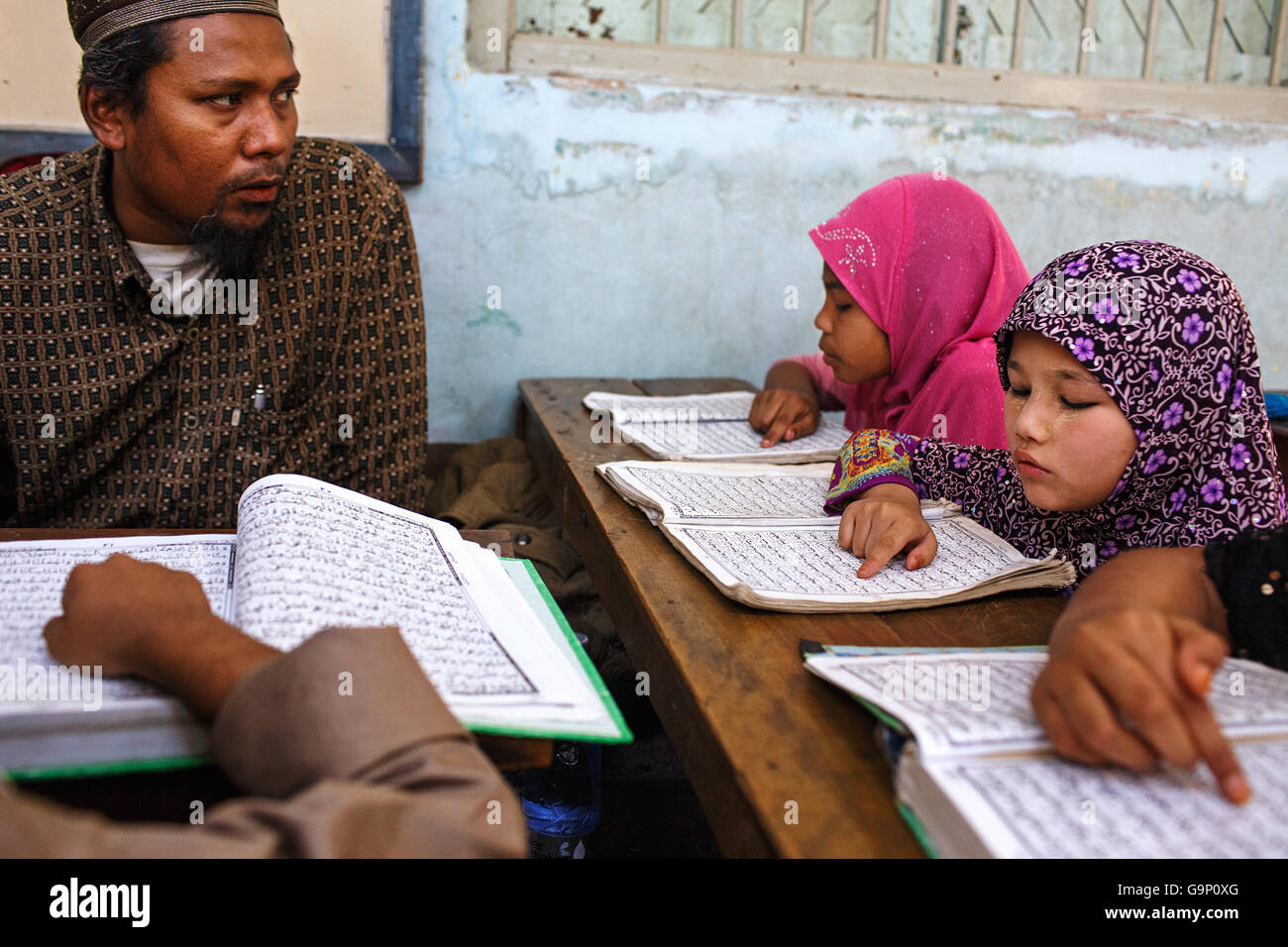 Istruzione islamica in una piccola scuola di madrasa di Pyin Oo Lwin, Myanmar. Foto Stock