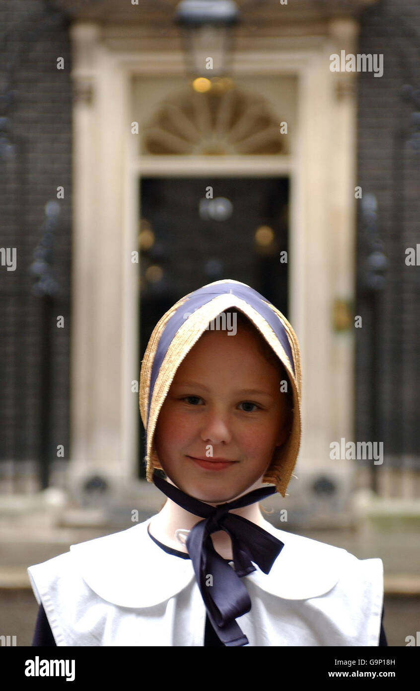Amy Kirby della Liverpool Blue Coat School posa fuori 10 Downing Street in costume ottocentesco dopo aver consegnato una petizione. Foto Stock