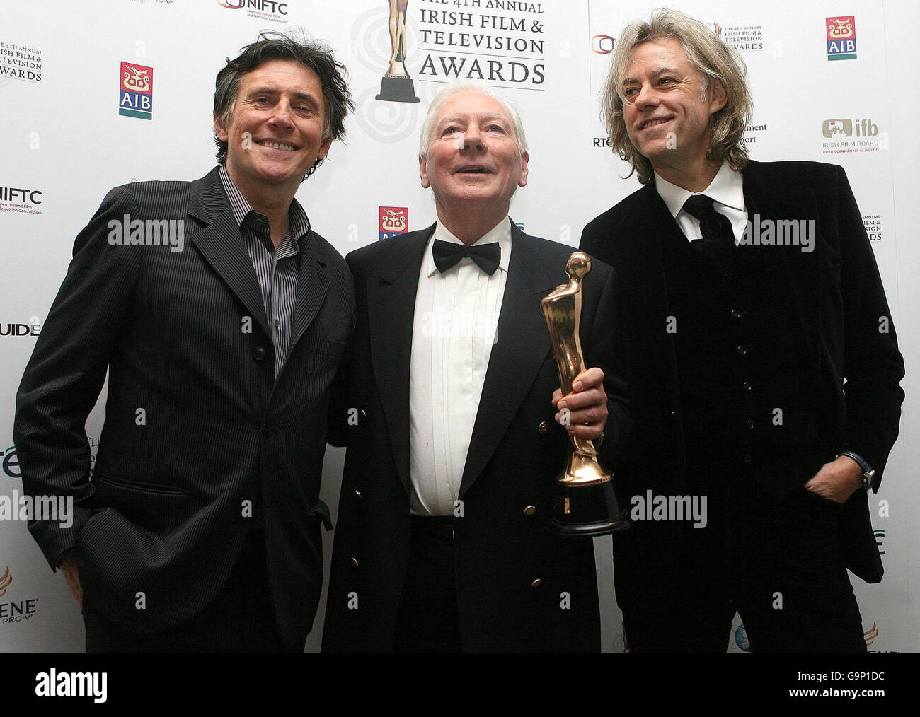 Gabrial Byrne e Bob Geldof presentano il Gay Byrne (centro) con il suo premio Lifetime Achievement ai premi Irlandesi Film e Televisione al RDS di Dublino. Foto Stock