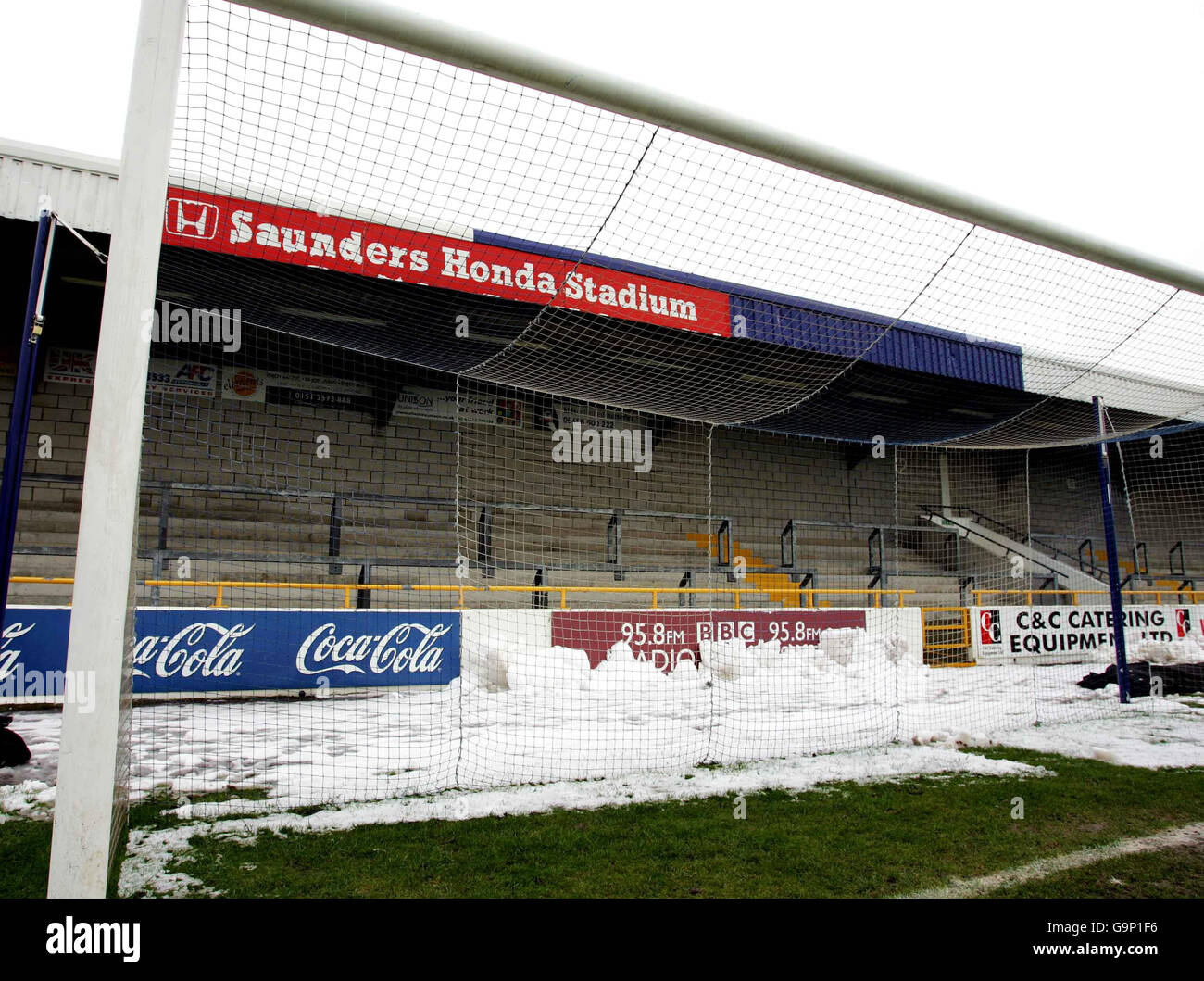 Snow al Saunders Honda Stadium, che ha portato al rinvio della partita della lega due tra Chester City e Hereford United a Chester. Foto Stock