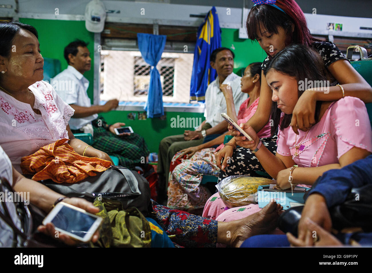 I passeggeri di un treno alla stazione ferroviaria di Mandalay, Myanmar. Foto Stock