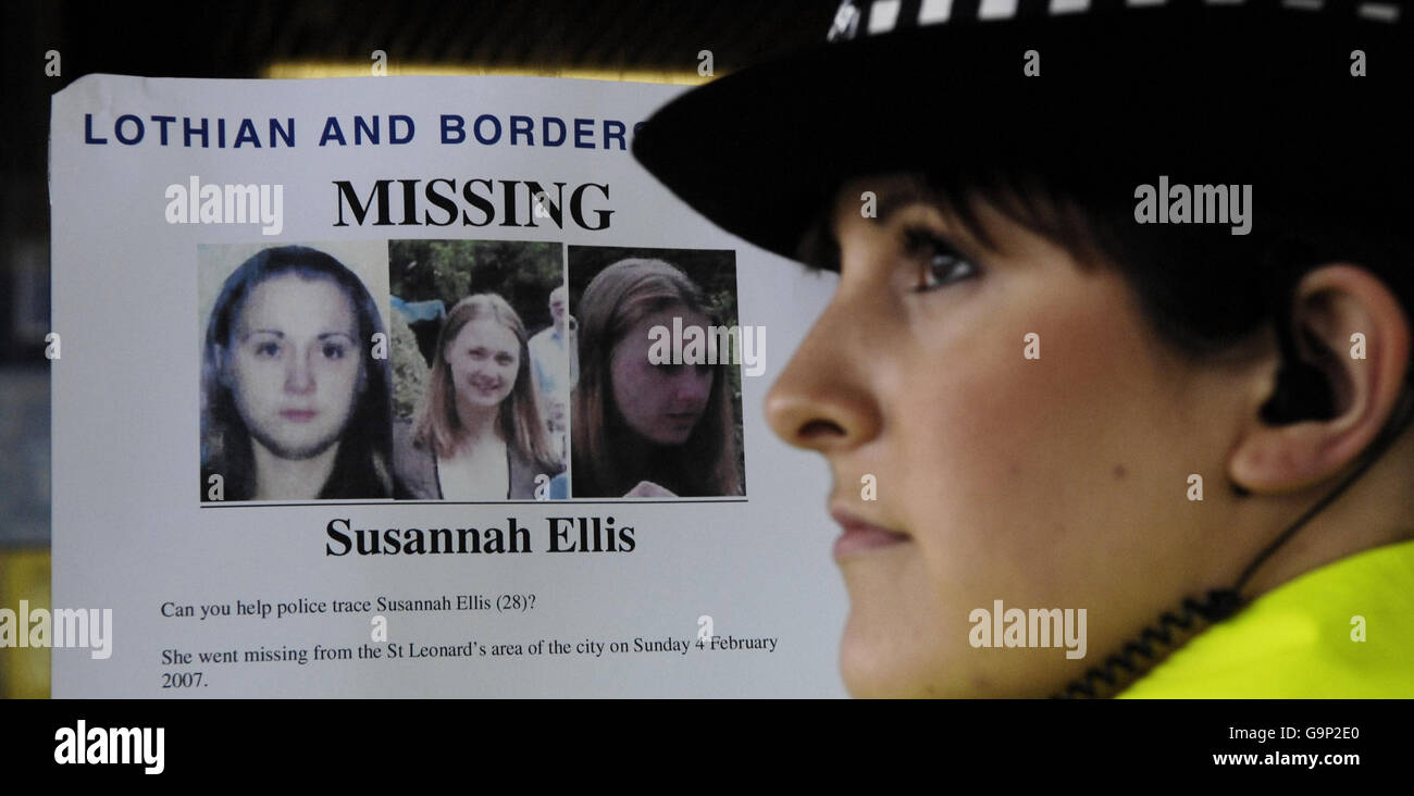 PC Gayle Baker-Bowie di fronte a un poster sulla scomparsa di Susannah Ellis, 28, che è stato visto l'ultima volta alle 11 di sette giorni fa nella zona di St Leonard a Edimburgo. Foto Stock