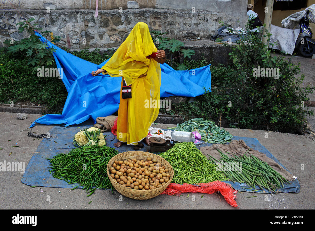 Una donna venditore vegetali al mercato settimanale in Kamshet, India. Foto Stock