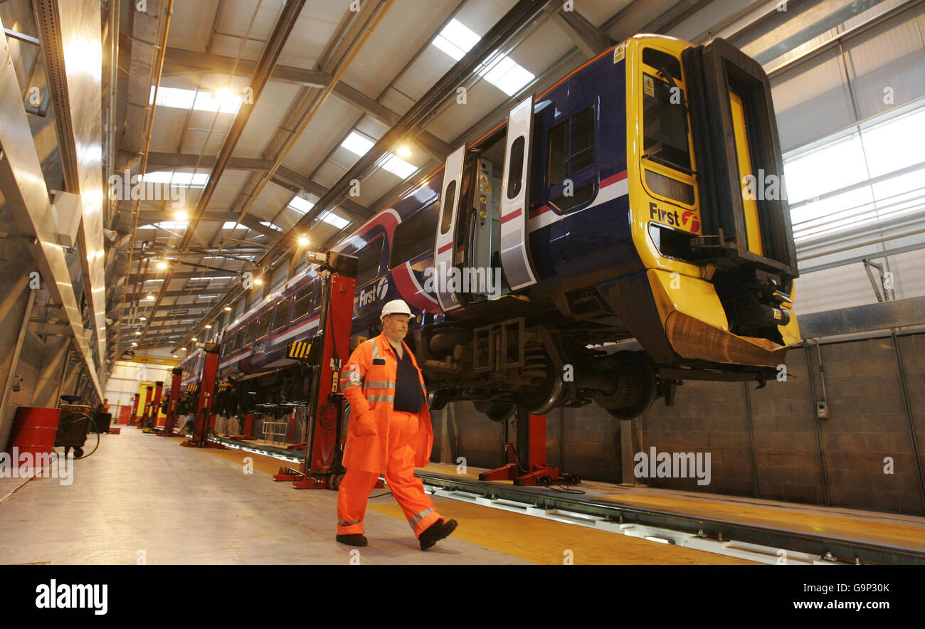 Un ingegnere passa su un treno sospeso dopo che il ministro dei Trasporti Tavish Scott MSP ha ufficialmente aperto un nuovo impianto di manutenzione presso il premiato Haymarket Depot di First ScotRail ad Edimburgo. Foto Stock