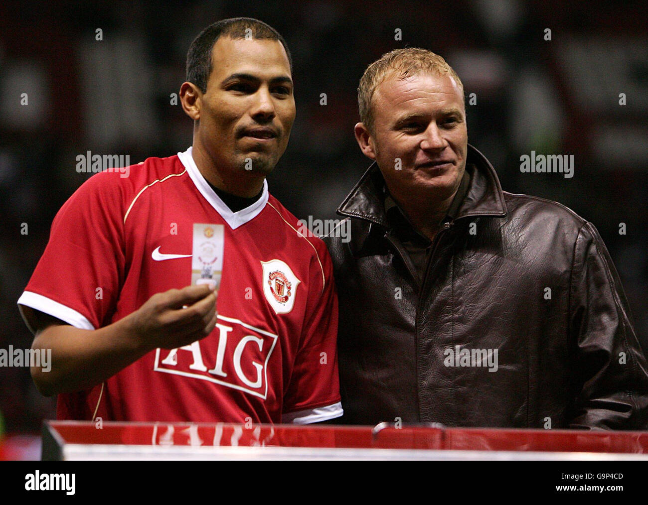 Il pugile messicano Jose Luis Castillo (a sinistra) e l'attore Steven Arnold (Ashley Peacock di ITV's Coronation Street) fanno il pareggio di mezza lotteria nella quinta partita della fa Cup tra Manchester United e Reading a Old Trafford, Manchester. Foto Stock