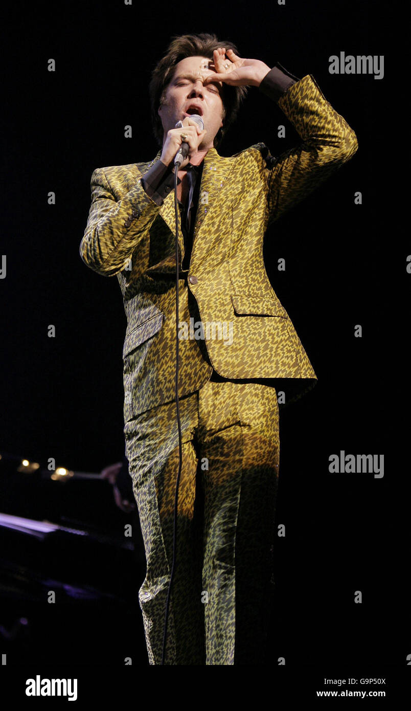 Rufus Wainwright esegue un revival del leggendario concerto della Carnegie Hall di Judy Garland al London Palladium nel centro di Londra. Foto Stock