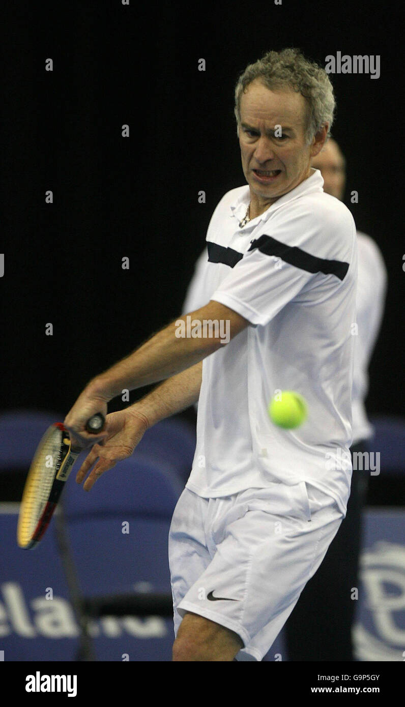 Tour delle leggende del tennis - John McEnroe. John McEnroe in azione contro Jeremy Bates durante il tour delle leggende di tennis alla Belfasts Odyssey Arena. Foto Stock