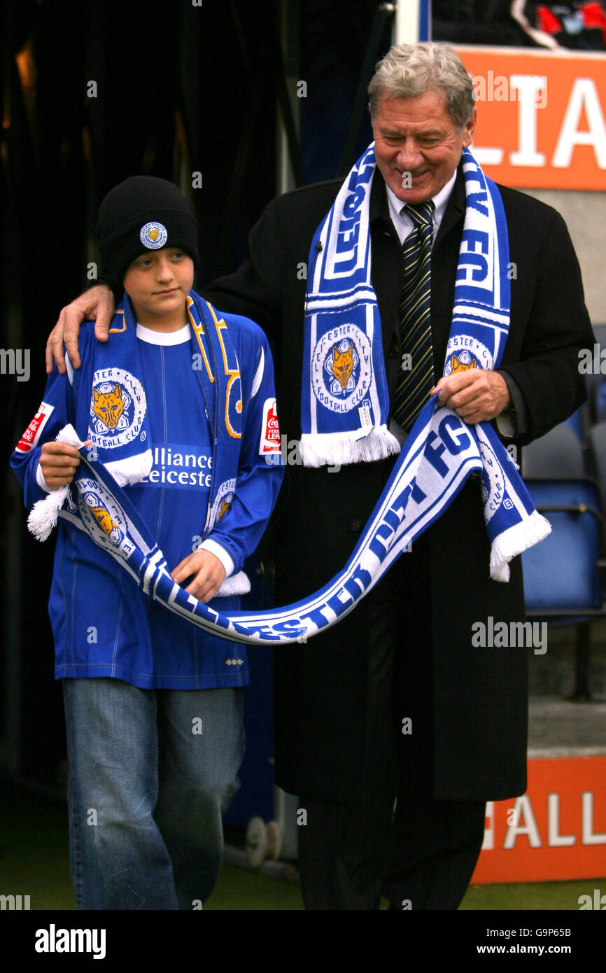 New Leicester City proprietario Milano Mandaric e suo nipote a piedi Per salutare la folla del Walkers Stadium Foto Stock