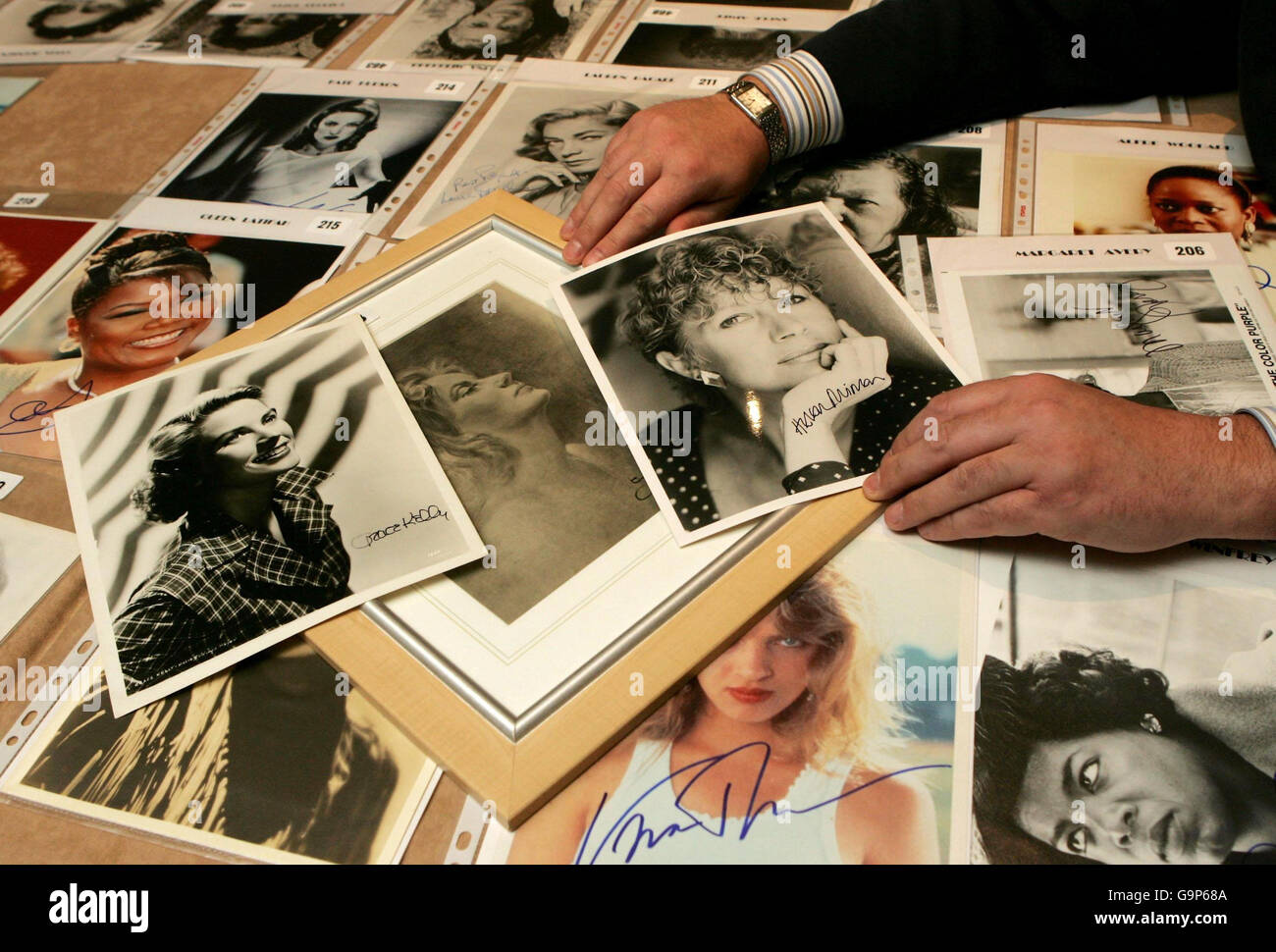 Il collezionista Alan Robinson organizza fotografie firmate di Grace Kelly, Greta Garbo e Helen Mirren, alcune delle sue più preziose fotografie autografate dei vincitori Oscar. Foto Stock