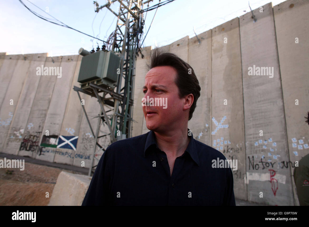 Il leader del Partito conservatore David Cameron vede la barriera di separazione nella zona di Abu Dis a Gerusalemme, Israele, durante la sua visita di due giorni nel paese. Foto Stock