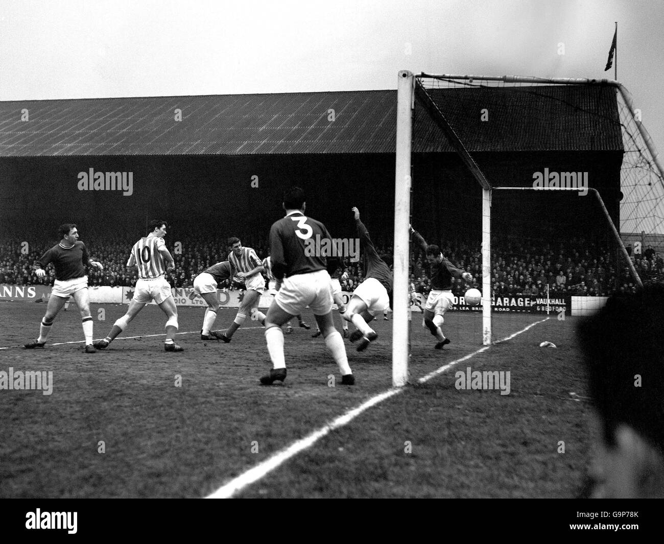 William McPhat di Sunderland (10) mette la palla oltre Leyton Orient's. Portiere Williams Robertson e difensori Eddie Lewis (3) e Stanley Charlton (su goalline) Foto Stock