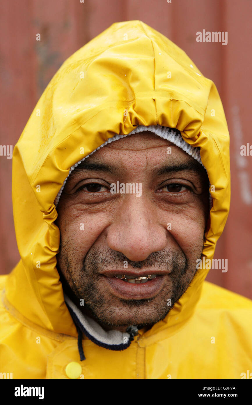 Un pescatore attende di scaricare una nave nelle banchine di Stanley, Isole Falkland. Foto Stock