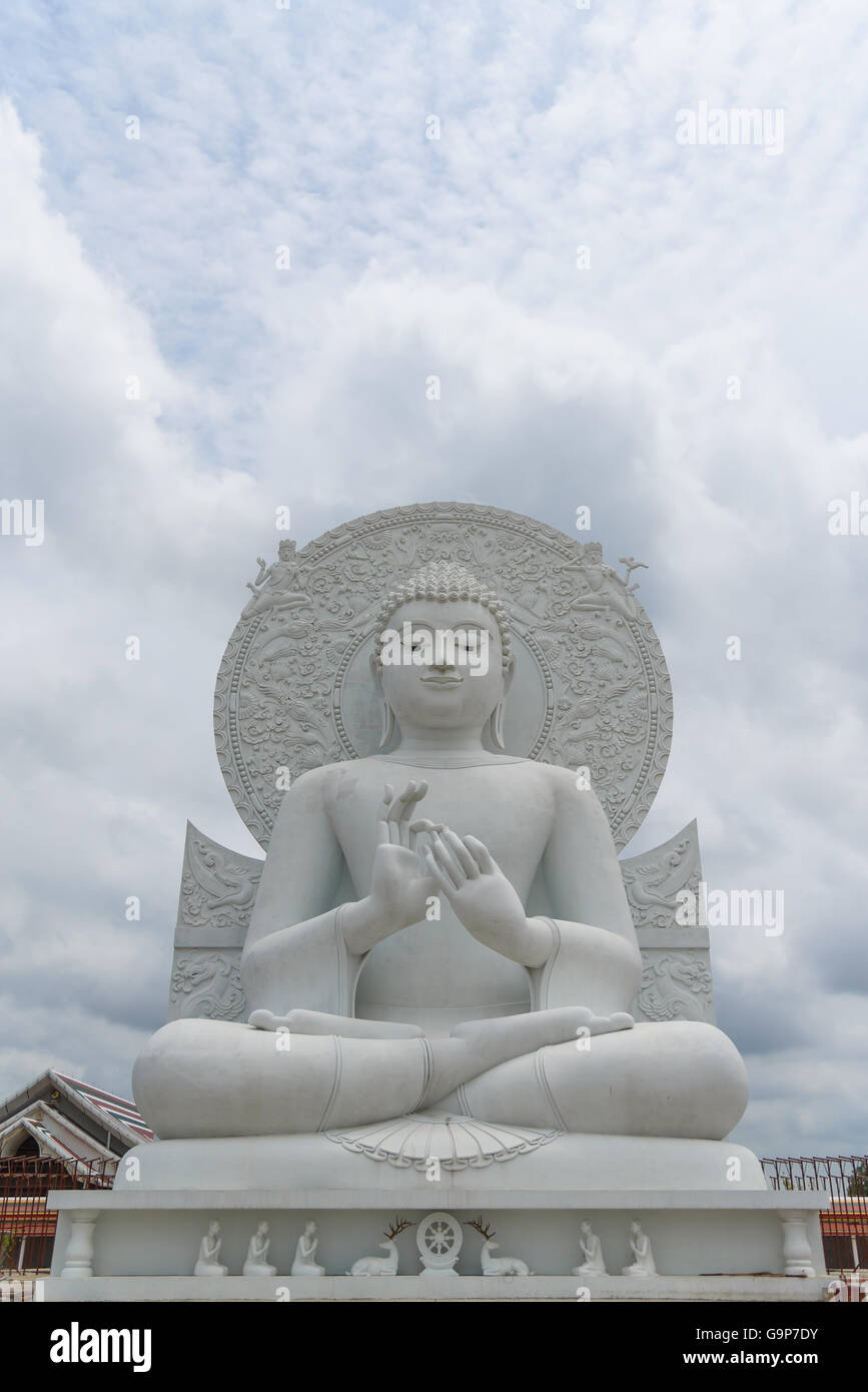 White immagine del Buddha in centro spirituale a Saraburi, Thailandia. Foto Stock
