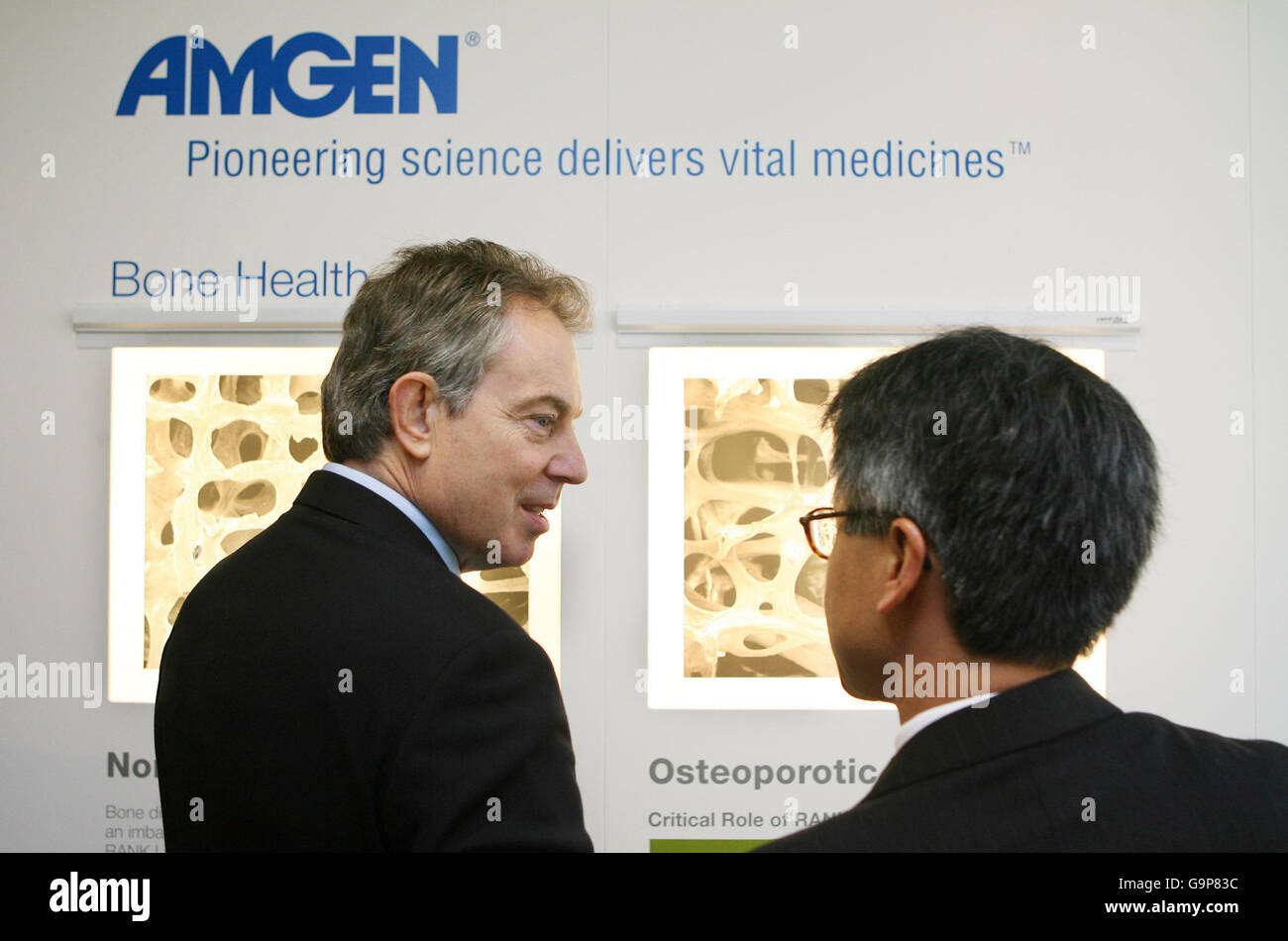 Il primo ministro Tony Blair ha presentato alcune scansioni sulla salute delle ossa eseguite dal vicepresidente senior di Amgen e dal direttore medico internazionale Dr. Willard Dere durante una visita del primo ministro alla sede centrale di Amgen a Uxbridge Business Park a Uxbridge, a Londra ovest. Foto Stock